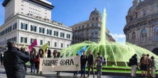 Genova, Extinction Rebellion colora di verde la fontana di De Ferrari fontana De Ferrari verde, exctintion rebellion