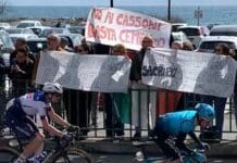 Milano – Sanremo, la protesta contro i cassoni a Pegli Milano Sanremo protesta Voltri cassoni