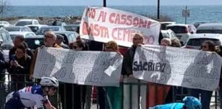 Milano – Sanremo, la protesta contro i cassoni a Pegli Milano Sanremo protesta Voltri cassoni