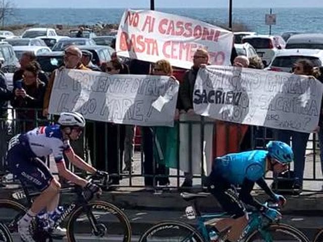 Milano Sanremo protesta Voltri cassoni 