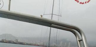 Genova, recuperata la barca a vela arenata sulla spiaggia di Pegli Barca arenata Pegli