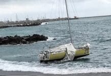 Genova, barca a vela in avaria si arena sulla spiaggia Pegli barca vela spiaggia 26 marzo 2023