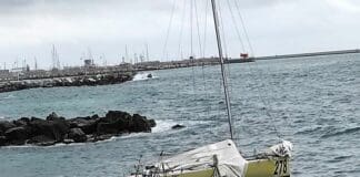 Genova, barca a vela in avaria si arena sulla spiaggia Pegli barca vela spiaggia 26 marzo 2023