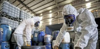 Genova, maxi sequestro di pesticidi in arrivo dalla Cina rischio chimico, inquinamento, tute