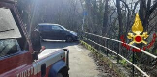 Genova, segue il navigatore e resta bloccato con l’auto in strada senza sbocco auto bloccata Bolzaneto via Pianolla Genova
