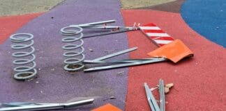 Genova, giochi rotti e pericolosi da due settimane ai giardini Foltzer giochi rotti Foltzer, Rivarolo Genova