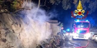 Genova, piromani scatenati al Lagaccio, bruciati cassonetti, auto e scooter incendio Lagaccio 26 marzo 2023 Genova