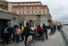 Genova, folla alla passeggiata di primavera nell’area delle riparazioni navali passeggiata area riparazioni navali