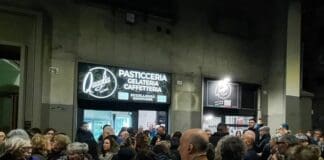 Sampierdarena, folla di persone al presidio di solidarietà alla Pasticceria Quaglia Pasticceria Quaglia Sampierdarena Genova presidio