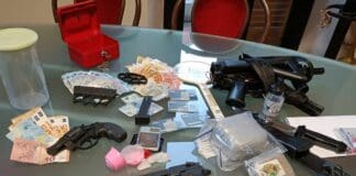 La Spezia, pubblicano sui social video con armi e droga, arrestati polizia La Spezia, armi giocattolo, droga. denaro, video sui social