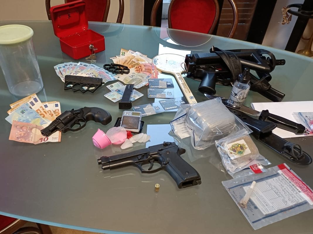 polizia La Spezia, armi giocattolo, droga. denaro, video sui social