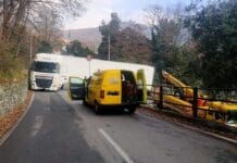 Genova, Tir incastrato in via Cravasco a Prà Tir incastrato bloccato Pino Soprano Genova