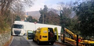 Genova, Tir ancora bloccato in via di Pino, strada chiusa Tir incastrato bloccato Pino Soprano Genova