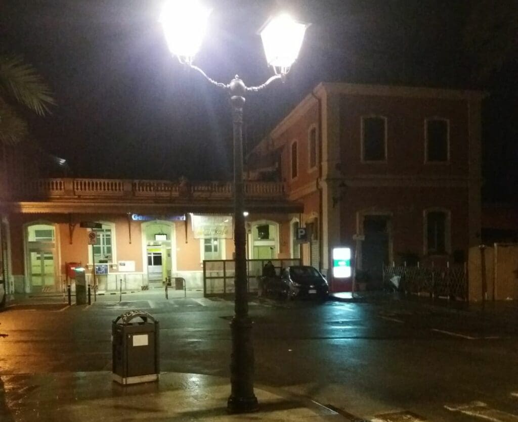 via delle Palme, cani folgorati, scossa elettrica, lampioni, notizie Genova, notizie Liguria