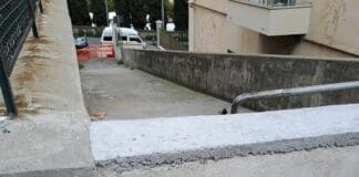 Boccadasse, un muro chiude un passaggio pedonale, scatta la protesta Boccadasse muretto chiude passaggio