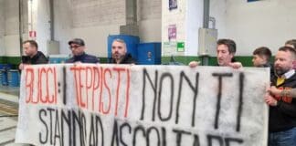 Genova, contestato il sindaco Bucci alla festa del 25 aprile all’Ansaldo