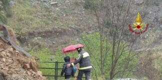 Genova, frana monte Contessa, servizio navetta in arrivo per le famiglie isolate Frana Gneo Genova