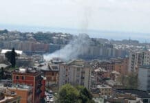 Genova, incendio in via Blelè a San Fruttuoso, bruciano auto di Poste Italiane incendio san Fruttuoso 10 aprile 2023
