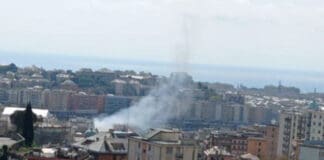 Genova, incendio in via Blelè a San Fruttuoso, bruciano auto di Poste Italiane incendio san Fruttuoso 10 aprile 2023