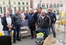 Genova. il sindaco Marco Bucci al presidio degli edili a De Ferrari Marco Bucci presidio edili De Ferrari Genova