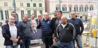 Genova. il sindaco Marco Bucci al presidio degli edili a De Ferrari Marco Bucci presidio edili De Ferrari Genova