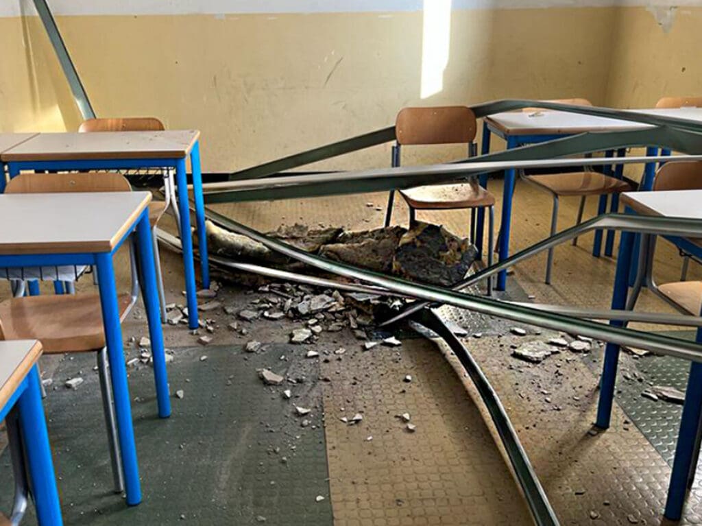Sampierdarena soffitto scuola crollato 26 aprile 2023