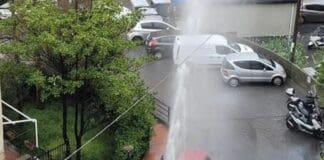 Genova, tubo rotto in via Giglioli, il getto come un geyser Tubo rotto via Giglioli marassi