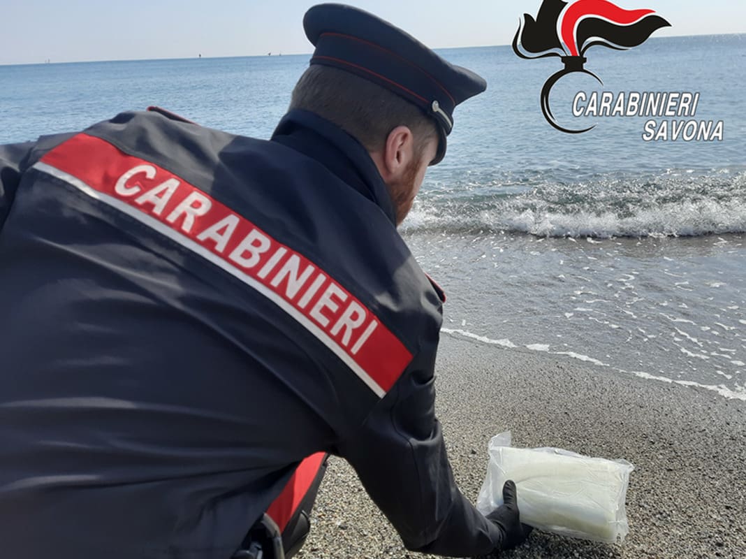 carabinieri cocaina spiaggia albissola