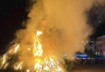 Portofino, folla per il falò di san Giorgio, la penolla cade verso il mare falo san Giorgio Portofino penolla