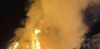 Portofino, folla per il falò di san Giorgio, la penolla cade verso il mare falo san Giorgio Portofino penolla