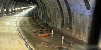 Camion urta in galleria e cadono traversine Galleria Boccardo autostrada A7 incidente