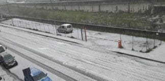 Genova, grandinata record in Val Bisagno, strade imbiancate e disagi al traffico grandinata Genova 14 aprile 2023