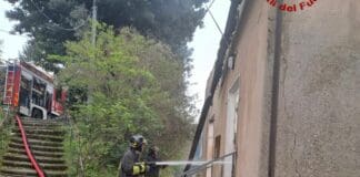 Fiamme in un casolare di Boasi, arrivano i vigili del fuoco incendio Boasi 21 aprile 2023