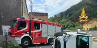 Genova, auto ribaltata sul passo del Turchino, illesa la giovane alla guida incidente via Ovada passo Turchino 18 aprile 2023