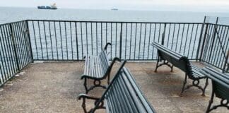 Genova, panchine dei Giardini di Quinto appena restaurate nuovamente distrutte panchine distrutte Quinto Genova