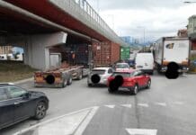 Genova, camion incastrato a Cornigliano, traffico in tilt Rotonda san giovanni d'acri Genova