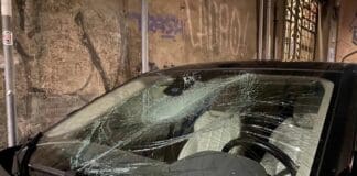 Genova, raid vandalico a Di Negro, auto e scooter danneggiati vetro sfondato auto Genova