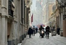 Genova, incendio in via della Maddalena: intervento dei vigili in corso