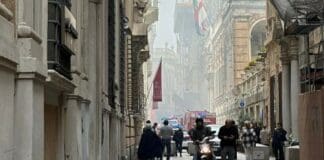 Genova, incendio in via della Maddalena: intervento dei vigili in corso