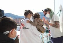 La Spezia, terminato lo sbarco dei Migranti soccorsi da Geo Barents Migranti bambino Geo barents La Spezia 5 maggio 2023