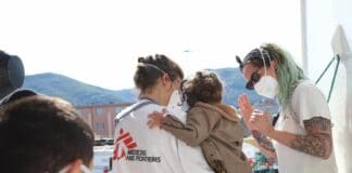 La Spezia, terminato lo sbarco dei Migranti soccorsi da Geo Barents Migranti bambino Geo barents La Spezia 5 maggio 2023