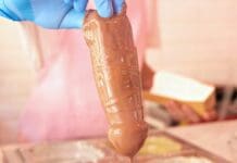 Genova, in coda a Porta Soprana per assaggiare i dolci con forme falliche Mr Dick Genova