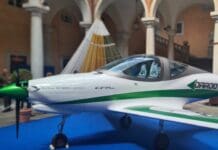 Genova, un aereo nel cortile di palazzo Tursi, sede del Comune aereo palazzo Tursi