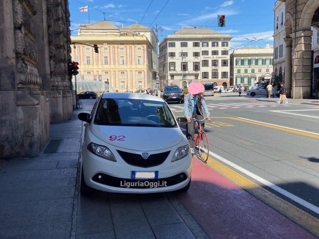 auto comune Genova su pista ciclabile