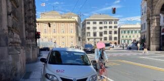 Genova, auto del Comune posteggiata sulla pista ciclabile in via XX settembre auto comune Genova su pista ciclabile