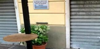 Genova, bara e lumino sotto la targa in ricordo di Giacomo Bek Fantoni, lo sdegno sui social bara blucerchiata Giacomo Fantoni Bek