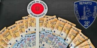 Genova, spacciatore nascondeva 500 dosi di droga in casa, arrestato arresto droga via Balbi 27 maggio 2023