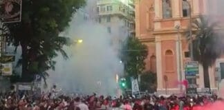 Sampdoria in serie B, festeggiamenti della tifoseria genoana e qualche rissa piazza Alimonda festa Genoa Sampdoria serie B