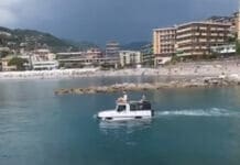 Recco, un fuoristrada in mezzo al mare, serve ad evitare le code in autostrada? fuoristrada in mezzo al mare, jeep anfibia