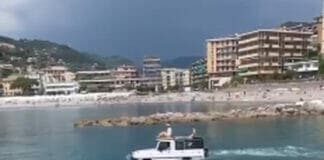 Recco, un fuoristrada in mezzo al mare, serve ad evitare le code in autostrada? fuoristrada in mezzo al mare, jeep anfibia